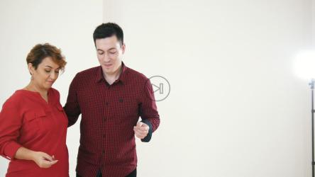 男人和女人在家里快乐地跳舞[]