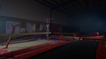 Gymnast practicing her balance on a balance beam[免费商用]