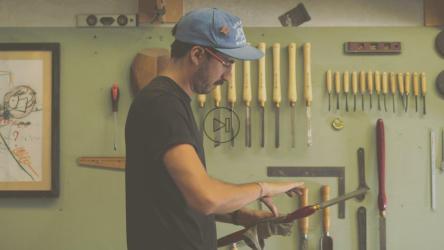 一个木匠在清洗他的工具[免费商用]