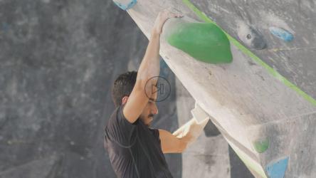 一名男子爬上倾斜的登山墙[免费商用]