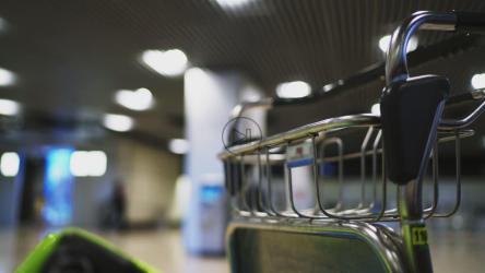 空的机场行李车关闭[4K免费商用]