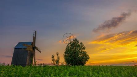美丽的日落下的木制风车[4K]