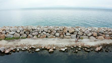 沿着石头海堤行走[]