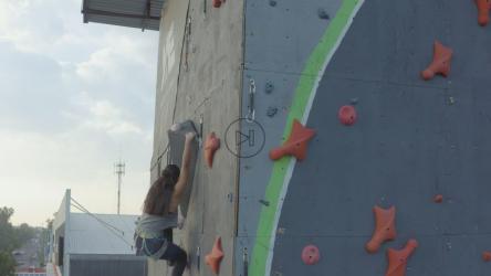 一位经验丰富的女登山运动员在墙上攀登[免费商用]