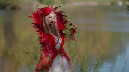 一个穿着红色羽毛夹克的女人的时尚拍摄[]