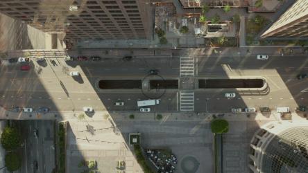 几乎空无一人的城市交通[]