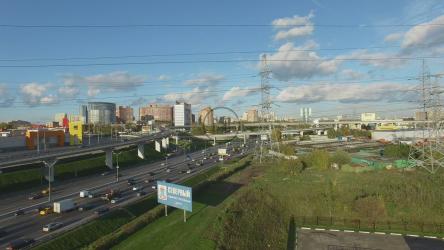 工业城市和繁忙道路上的交通[]