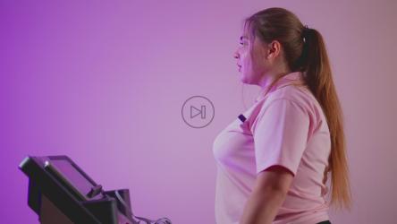 女孩使用跑步机行走[]