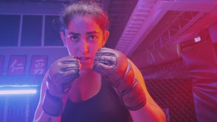 在拳击场上对抗女孩的观点[免费商用]