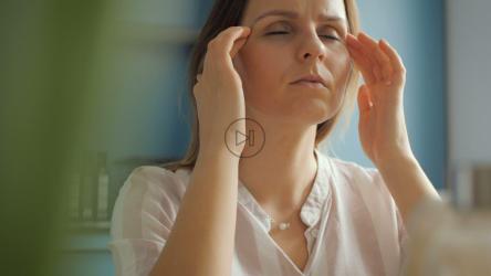 压力重重的女人按摩他的脸[]