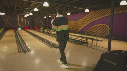 A young man makes a bowiling shot[免费商用]