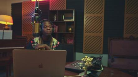 几个男人在为播客聊天[免费商用]