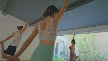 三个人一起做瑜伽[4K免费商用]