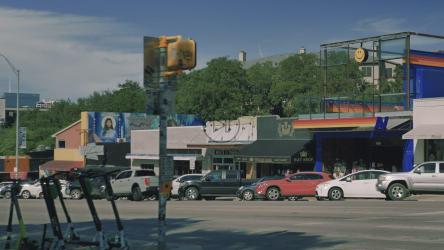 阳光明媚的得克萨斯州奥斯汀街，有许多企业[免费商用]