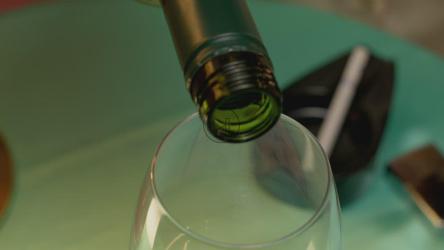 Pouring white wine into a glass[4K免费商用]
