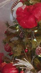 在圣诞树上放一个球体[免费商用竖屏]