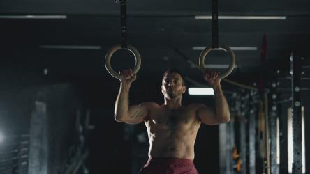 体操运动员为比赛进行训练[]