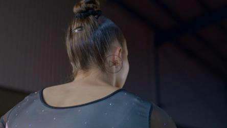 体操女孩在体操馆伸展身体[免费商用]