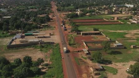 马里的一个小村庄，交通繁忙[4K]