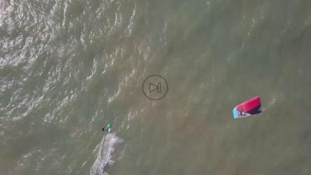 风筝冲浪者在浩瀚的海洋中乘风破浪的鸟瞰图[]