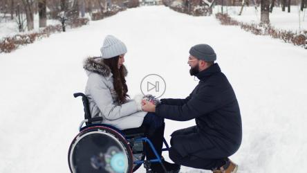 一名男子在雪地里向一名女子求婚[]