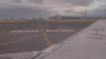 飞机在跑道上起飞，从窗户看[免费商用]