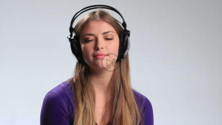 戴着耳机听音乐的女人[]