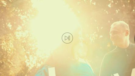 年轻情侣庆祝爱情，她怀孕的肚子是&quot；O〃；[]