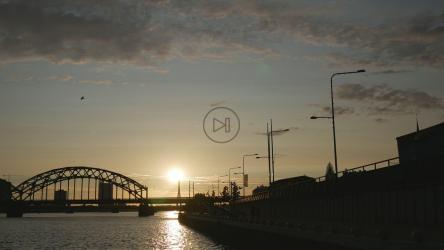 铁路桥和日落[4K]