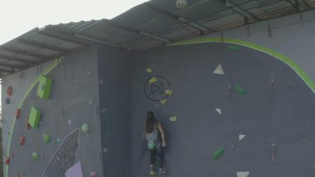 一名女子登上一座巨大的登山塔[免费商用]