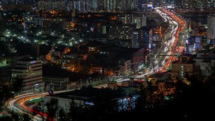 夜晚照亮的大城市的活动[4K]