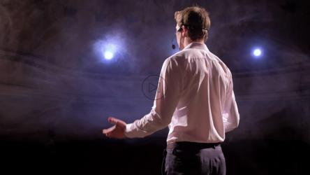 演讲者在礼堂演讲[]