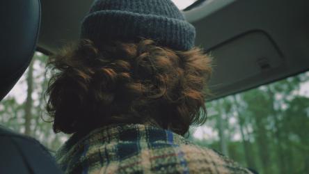 Man driving a car between trees through a forest[免费商用]