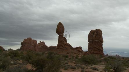 沙漠中巨大岩石上的云层快进[]