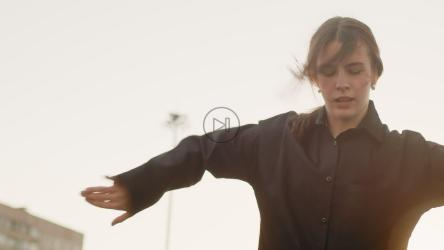 在城市环境中跳舞的女人[]