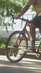 一个男孩在公园里骑自行车做车轮打滑[免费商用竖屏]