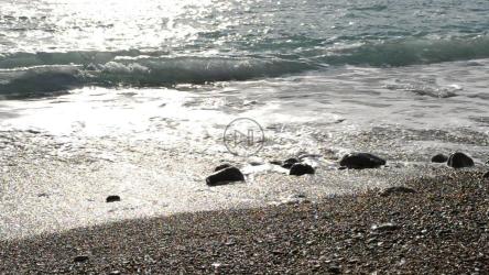 银色的海浪拍打着海滩[]