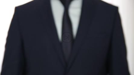 西装男子送一套钥匙[]