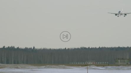 飞机在雪地里降落[4K]