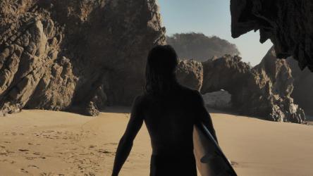 冲浪者拿着冲浪板在海滩上散步[免费商用]