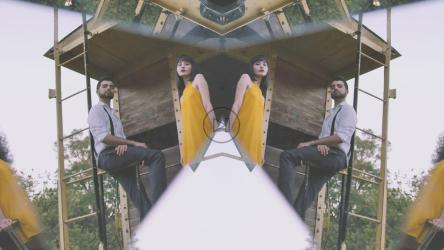 棱镜镜子里的一个女孩和两个男孩[免费商用]