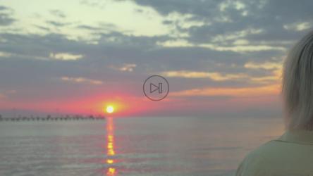 太阳落山时情侣拥抱[]