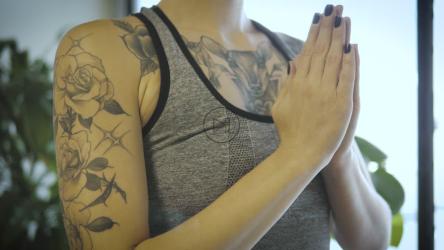 伸展手臂做瑜伽的女人[免费商用]