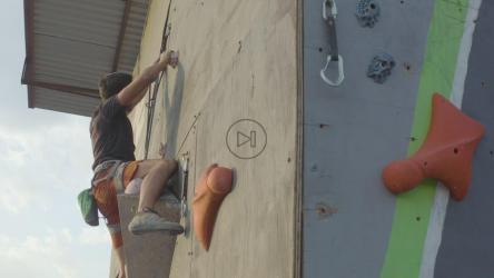 登上登山塔顶的男子[免费商用]