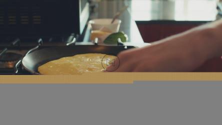 女人在翻煎蛋卷[4K免费商用]