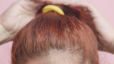 梳头发的女孩直视着镜头[免费商用]