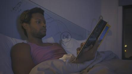 Young man reading a book before going to sleep[免费商用]