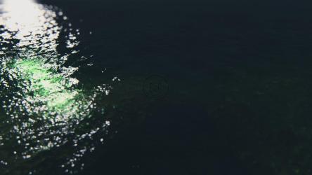 夜间反射光线的河水纹理[]