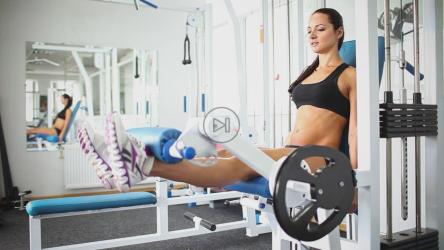 健身女性努力锻炼腿部[]