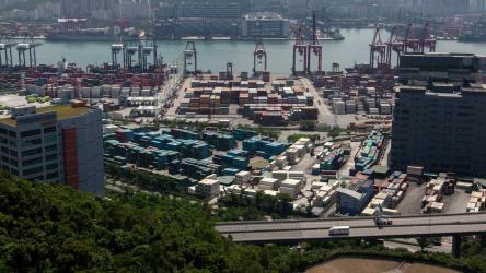 货船港口上的集装箱区域[4K]